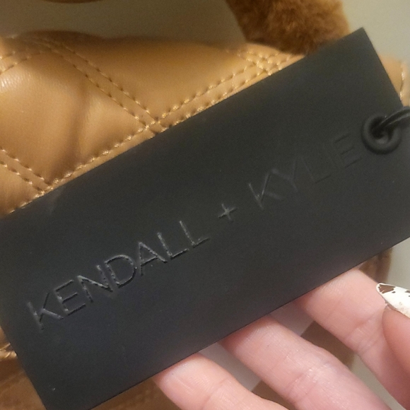 Kylie & Kendall tan purse - Picture 4 of 9